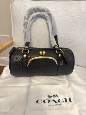 Coach kisslock barrel bag in Black